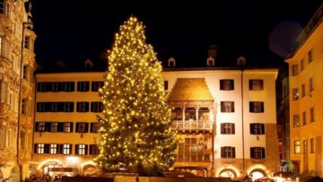 il-grande-albero-di-natale-di-fronte-al-famoso-tettucio-doro-di-innsbruck