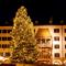 il-grande-albero-di-natale-di-fronte-al-famoso-tettucio-doro-di-innsbruck